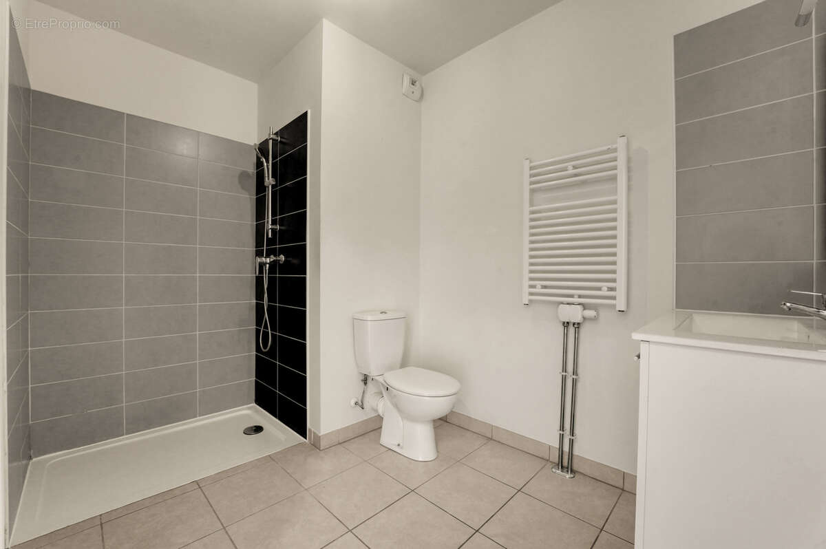 Exclusivité - t3 avec 2 parkings sécurisés. - photo 10