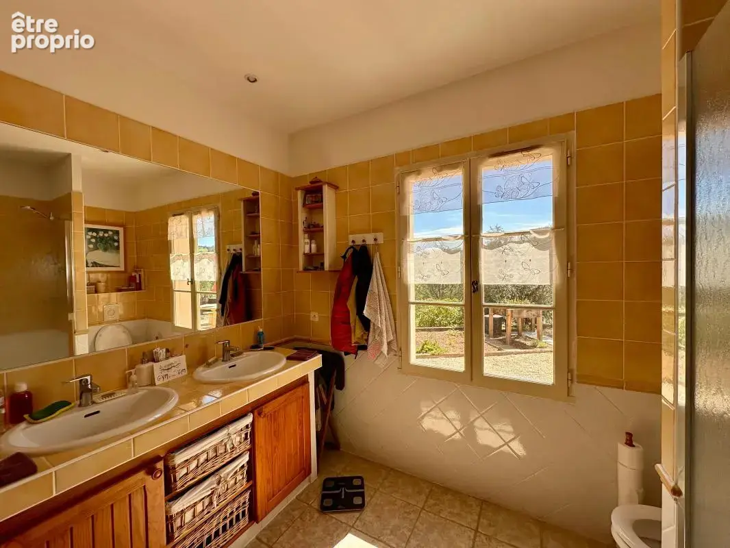 Villa sur terrain boisé avec dépendances + piscine - photo 16
