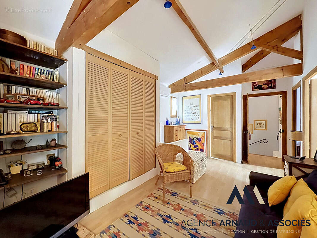 Belle propriété familiale avec piscine sur vaste terrain arboré - photo 10