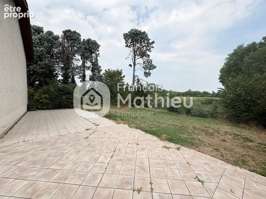 Ambérieux en Dombes : maison sus sous-sol 143m2 hab - 5 pièces + grand garage - 1 304m2 de terrain - photo 2
