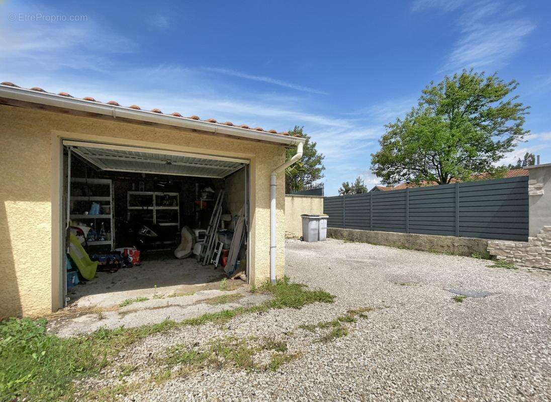 Maison -  chambres - Mezzanine - Terrasse - Garage - Places de stationnement - Au cœur du village - Proche toutes commodités - photo 4