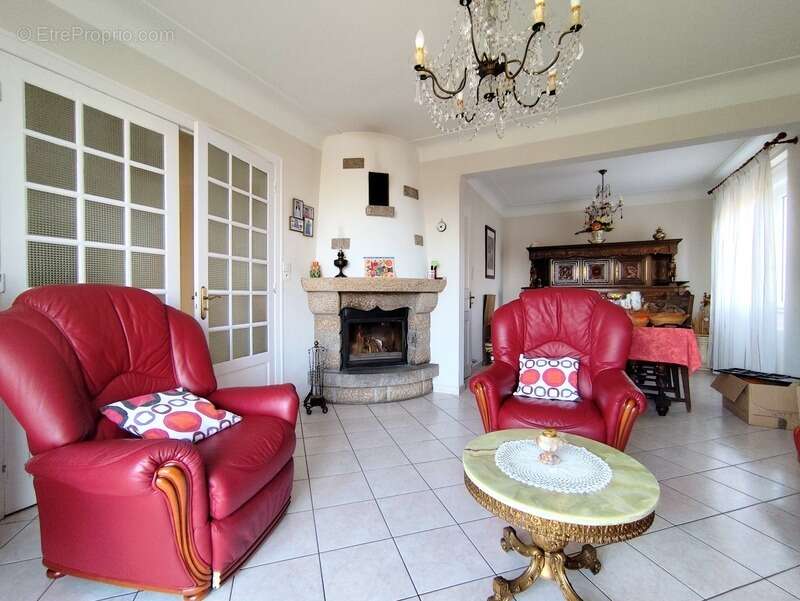 Maison à SAINT-JACUT-LES-PINS