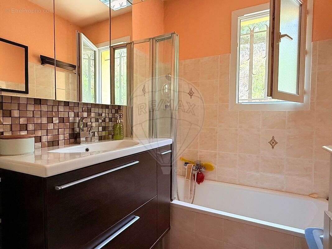 Maison à CHATEAUNEUF-VILLEVIEILLE