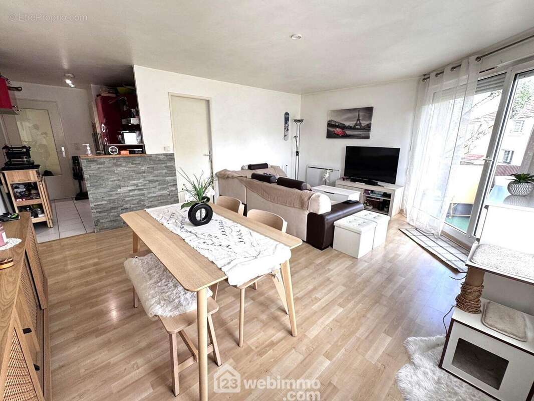 Passons au séjour... - Appartement à RIS-ORANGIS