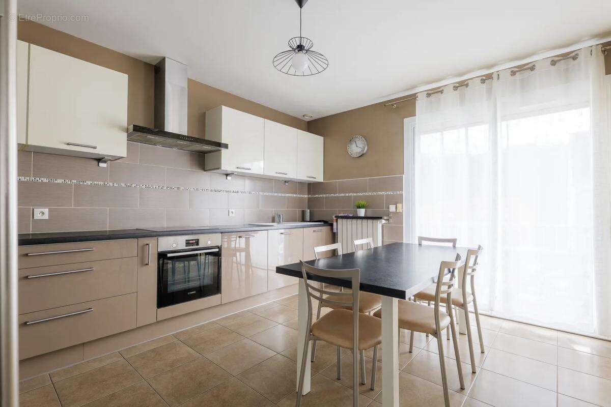 Maison de 9 pièces de 236 m² à Ozoir-la-Ferrière - photo 5