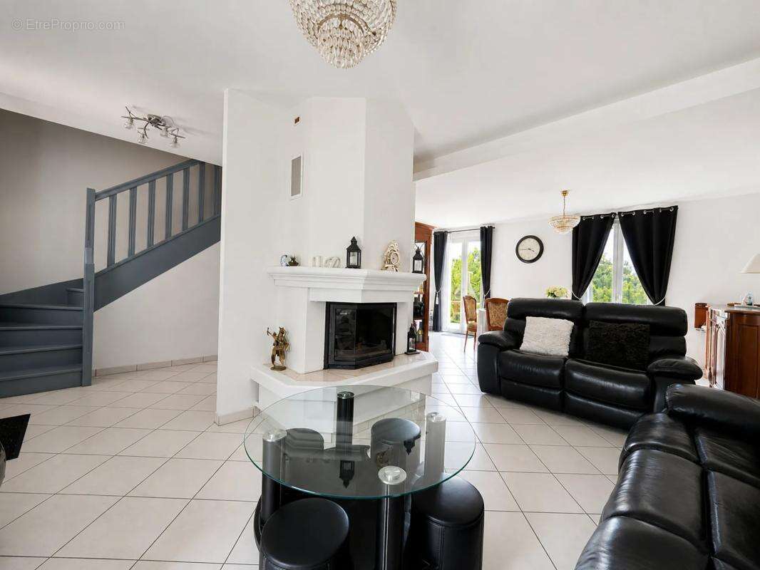 Maison de 8 pièces de 140 m² à Neuilly-en-Thelle - photo 4