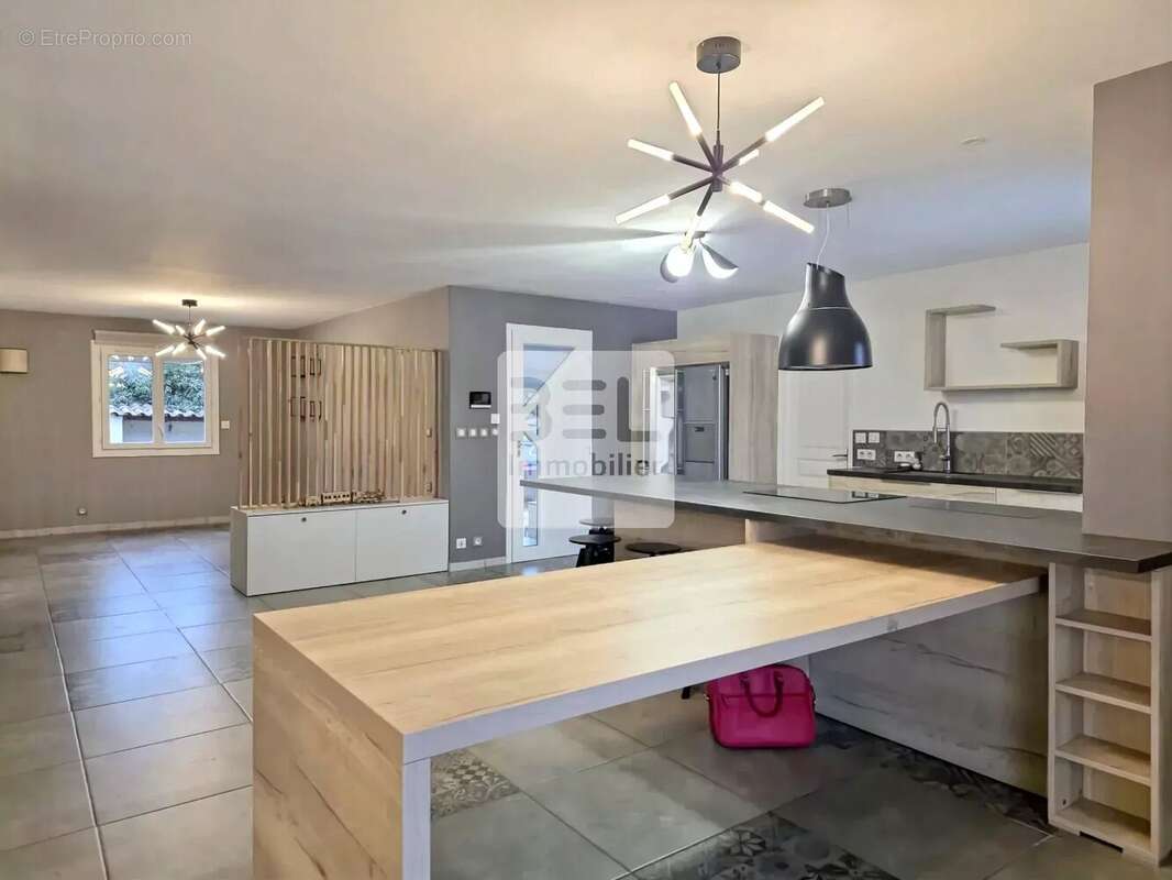 Maison à LA ROQUE-SUR-CEZE