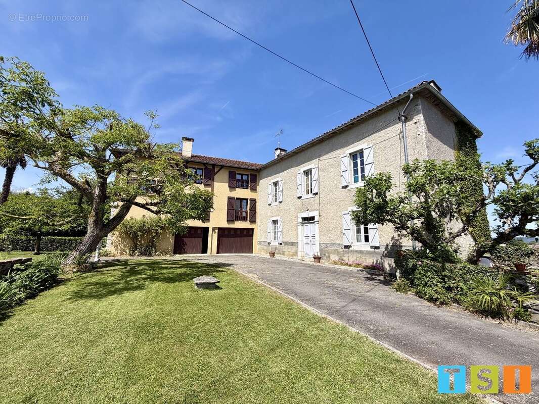 Labarthe--rivière : Ensemble immobilier avec piscine, parc clos de 2 170 m², maison familiale, 2 appartements - photo 2