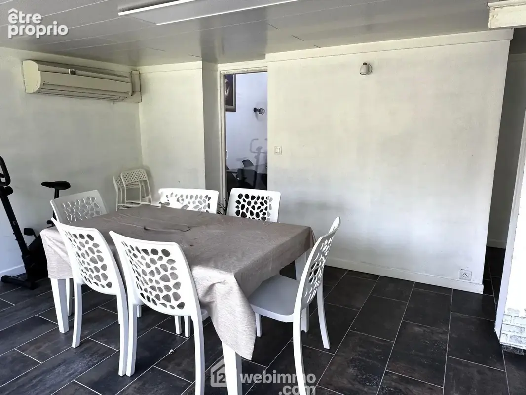 voici l'espace repas, avec accès au jardin