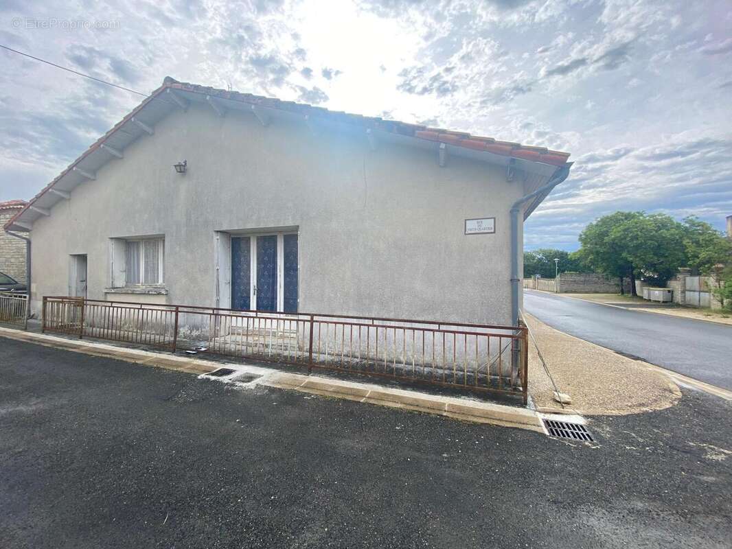Maison 78 m² à Saint-Fraigne  - photo 3