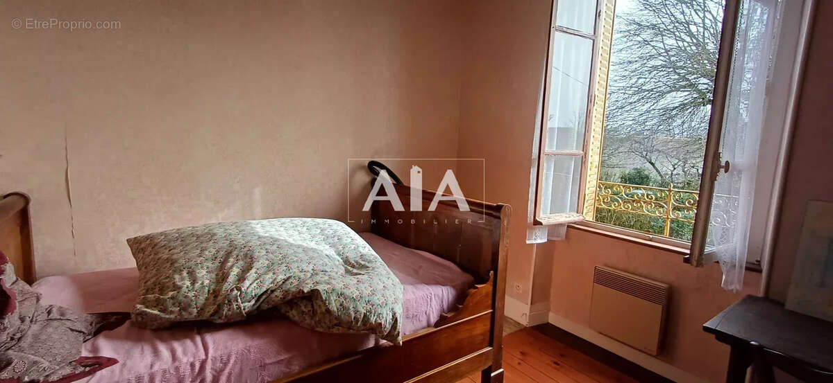 Maison à LES ADJOTS