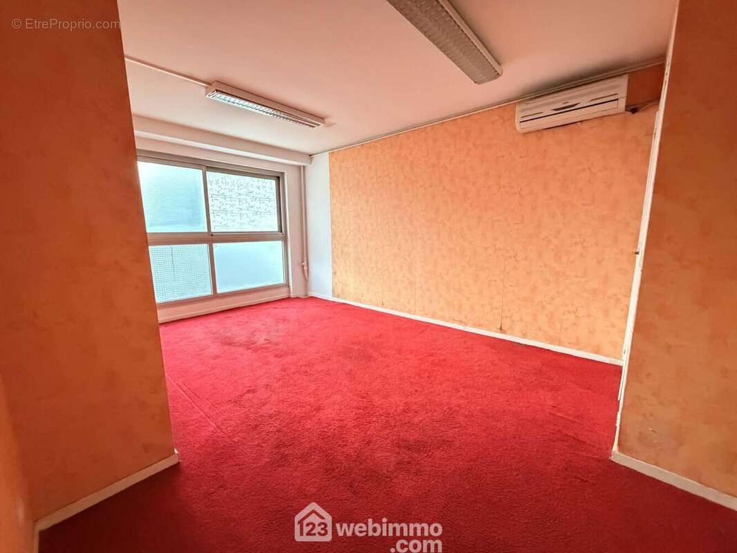 Un premier bureau lumineux de 16 m² - Commerce à LAON