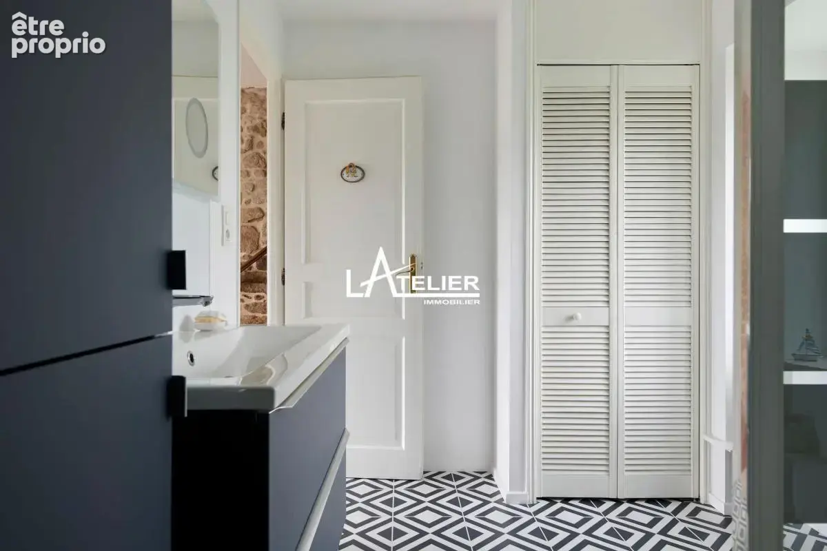 Longère en pierre, grand terrain, annexes et piscine - photo 5
