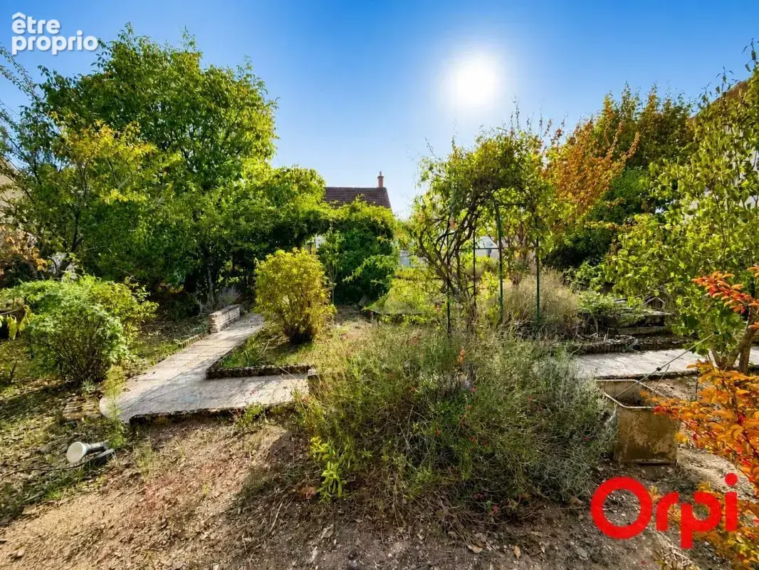 Une propriété pleine de charme, offrant de beaux espaces de vie, quatre chambres et des prestations de qualité, à découvrir sans - photo 13
