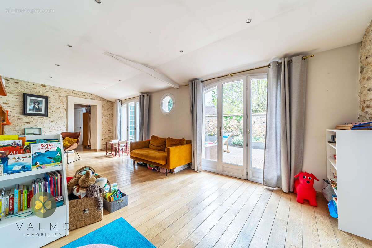 Maison à LA QUEUE-LES-YVELINES