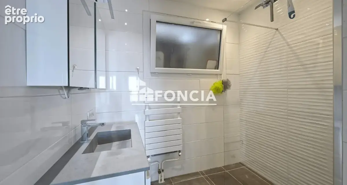 T4 en plein centre - garage et balcon - photo 9