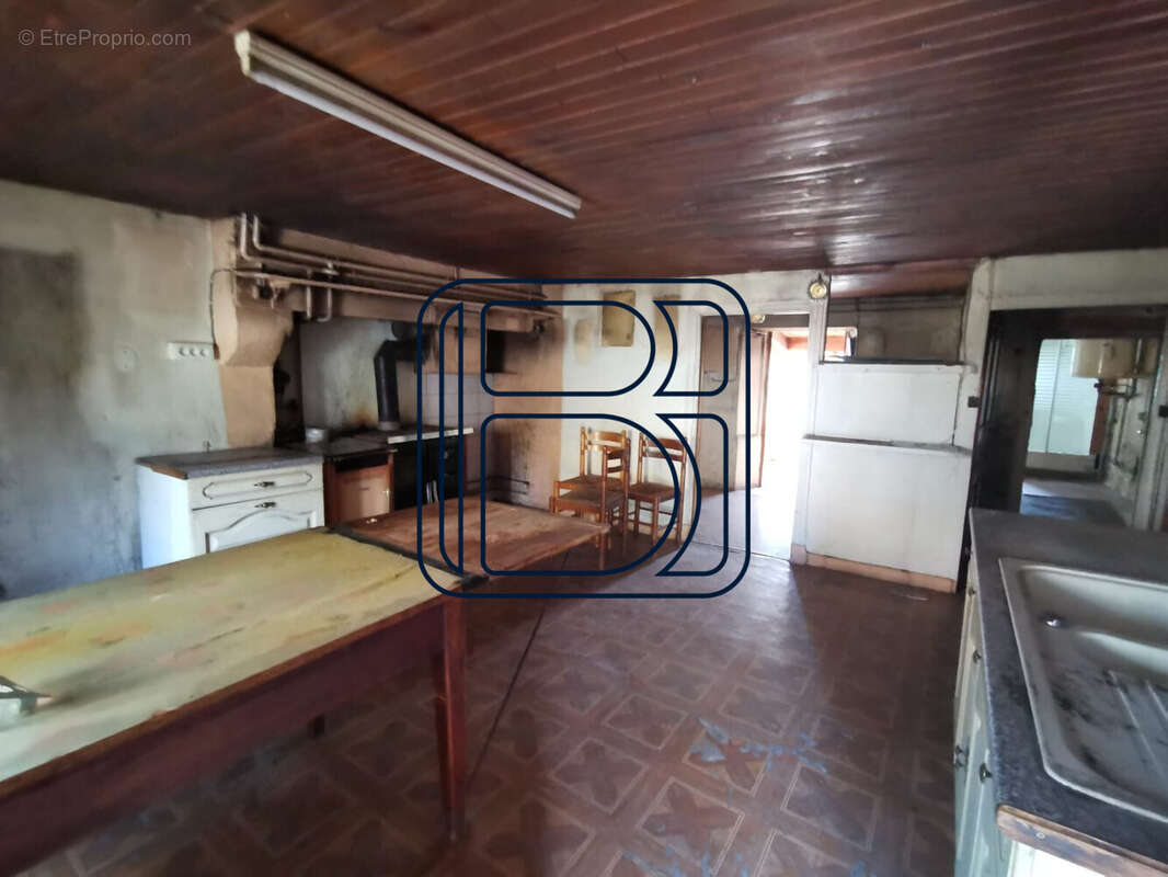 Maison à SAINT-AMANT-ROCHE-SAVINE