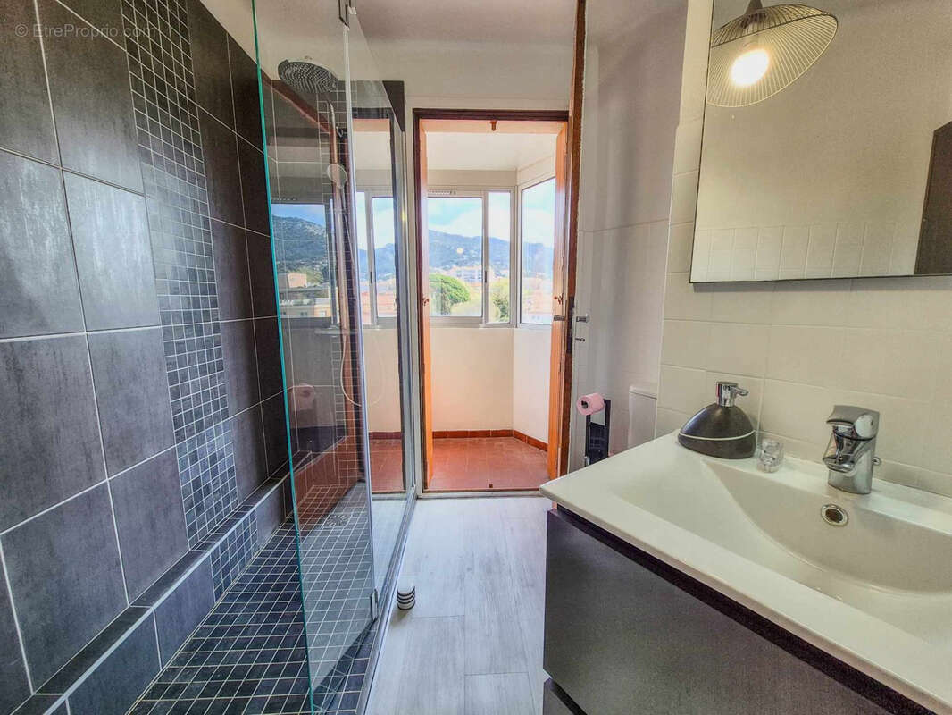 Appartement en dernier étage avec vue dégagée - Toulon - photo 5