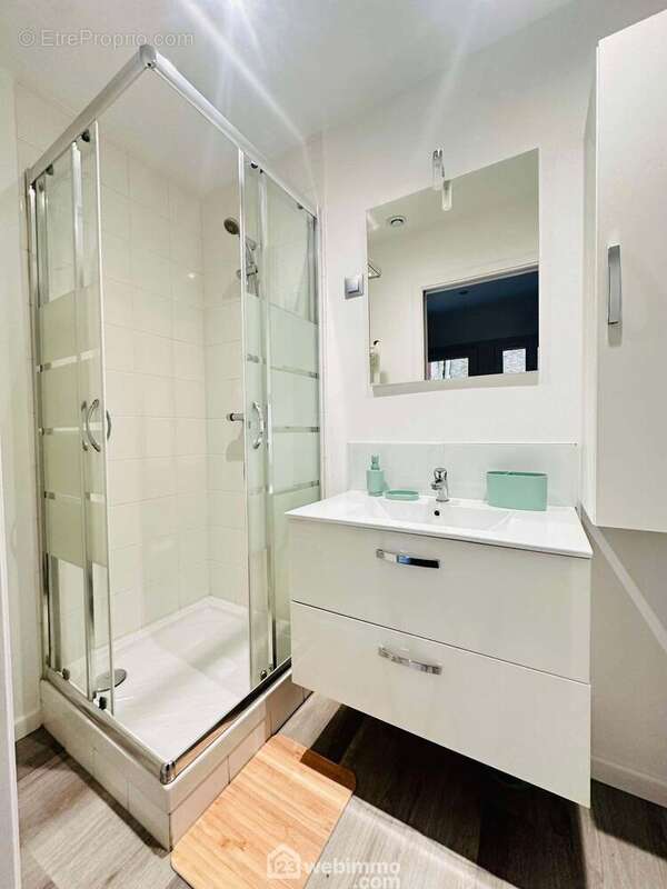 La salle de bains avec vasque sur meuble, une douche ... - Appartement à LAON