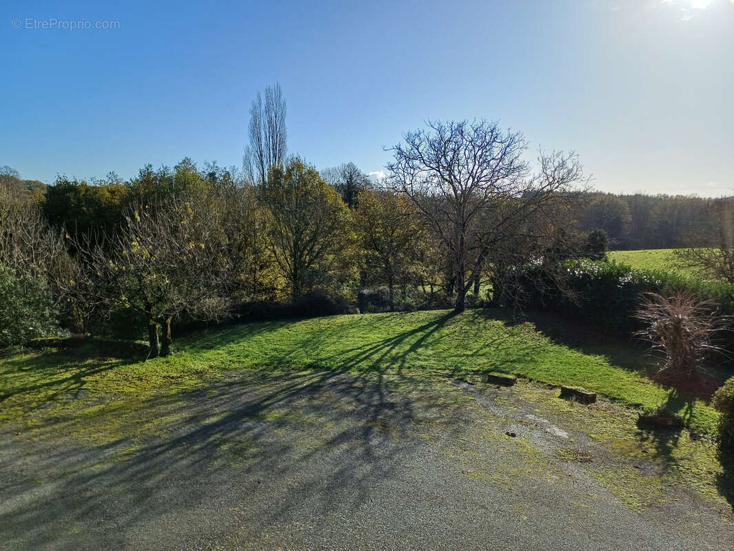 Maison à LA CHAIZE-LE-VICOMTE