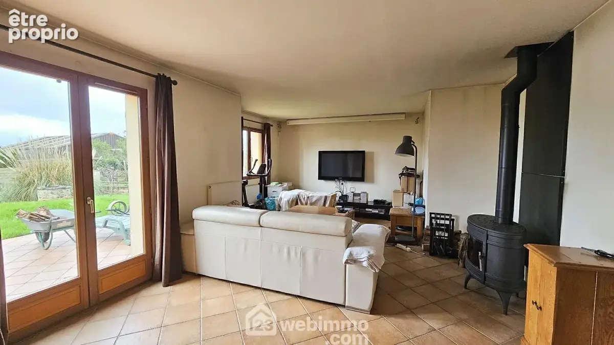 Voici le séjour très lumineux.