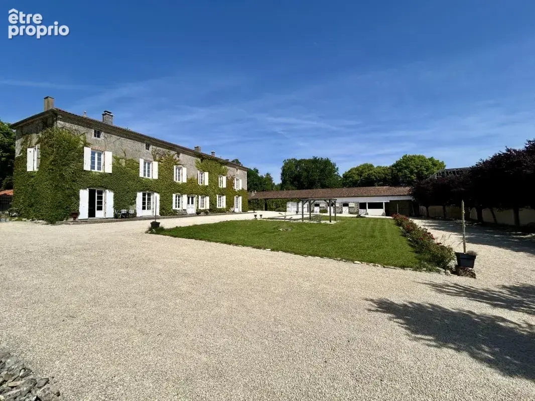 Château du XVIIIe siècle restauré avec soin, avec piscine ch - photo 2