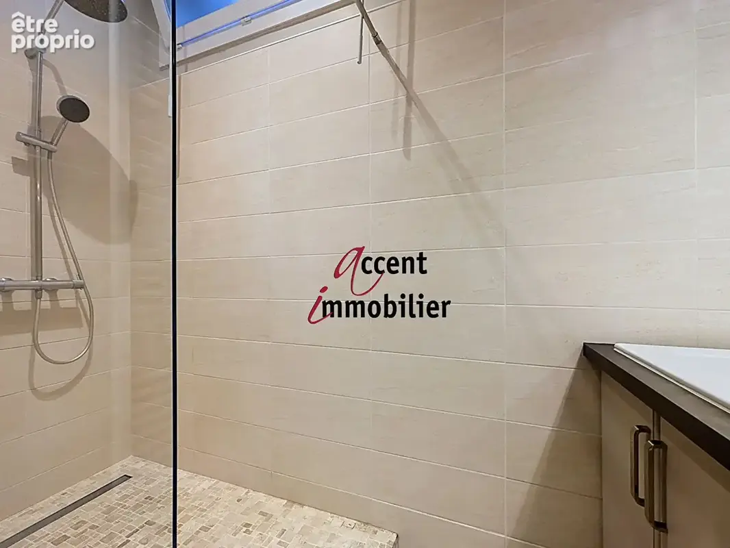Coup de coeur assuré pour ce magnifique T2 bis de 53 m² entièrement rénové et vendu meublé ! - photo 7