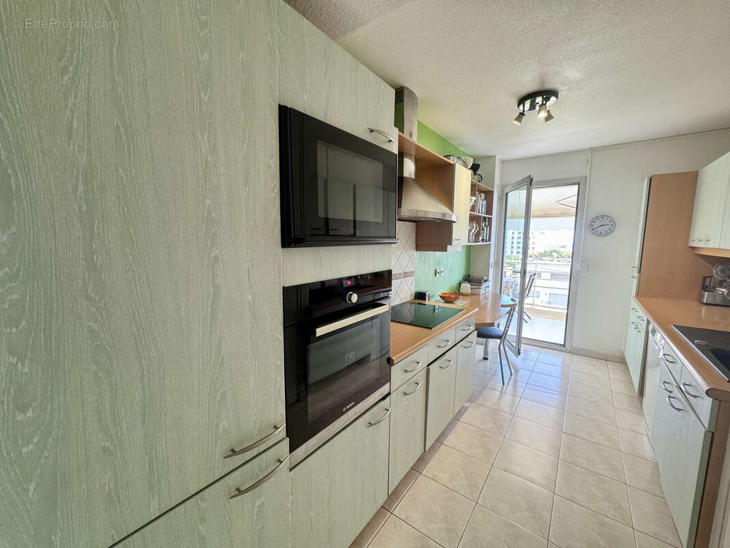 Golfe Juan à 300 m de la plage, vaste trois pièces de 79 m2 avec 52 m2 de terrasses - photo 6