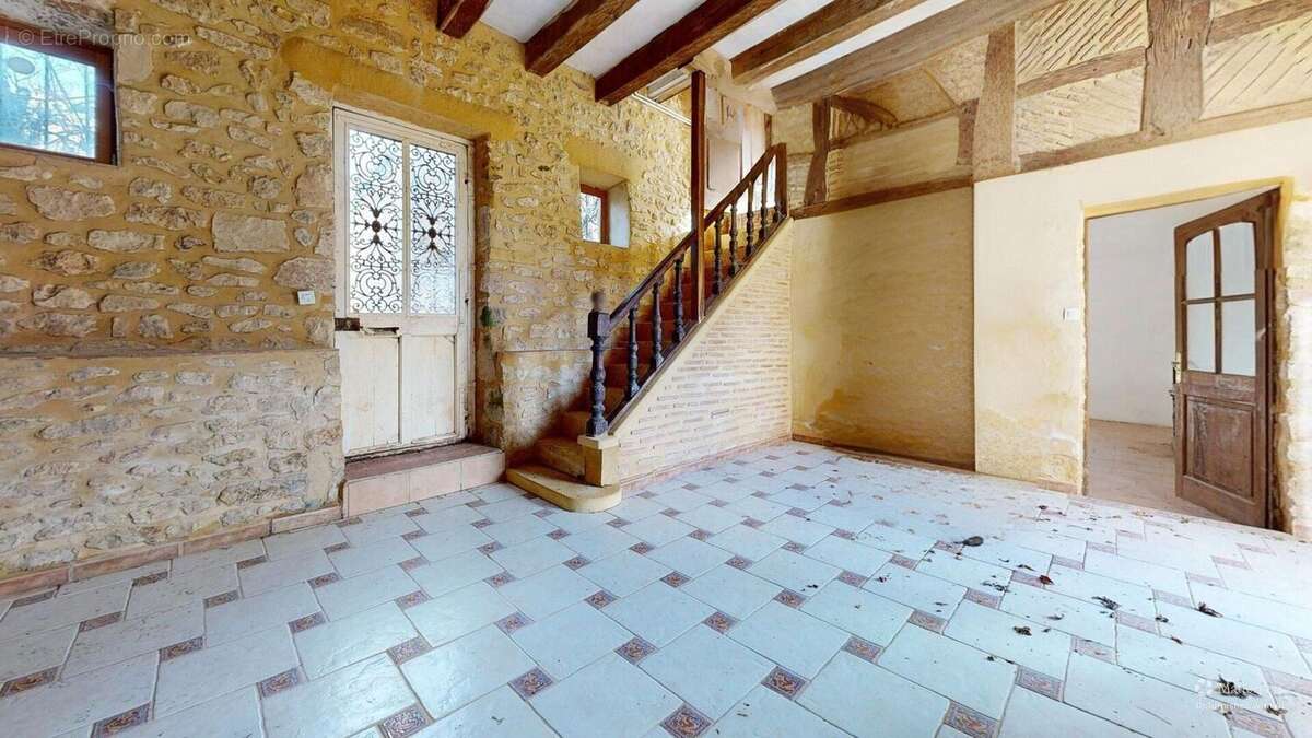 MaisonenpierresavecsesdependancesStaircaseDefurnis - Maison à MONPLAISANT