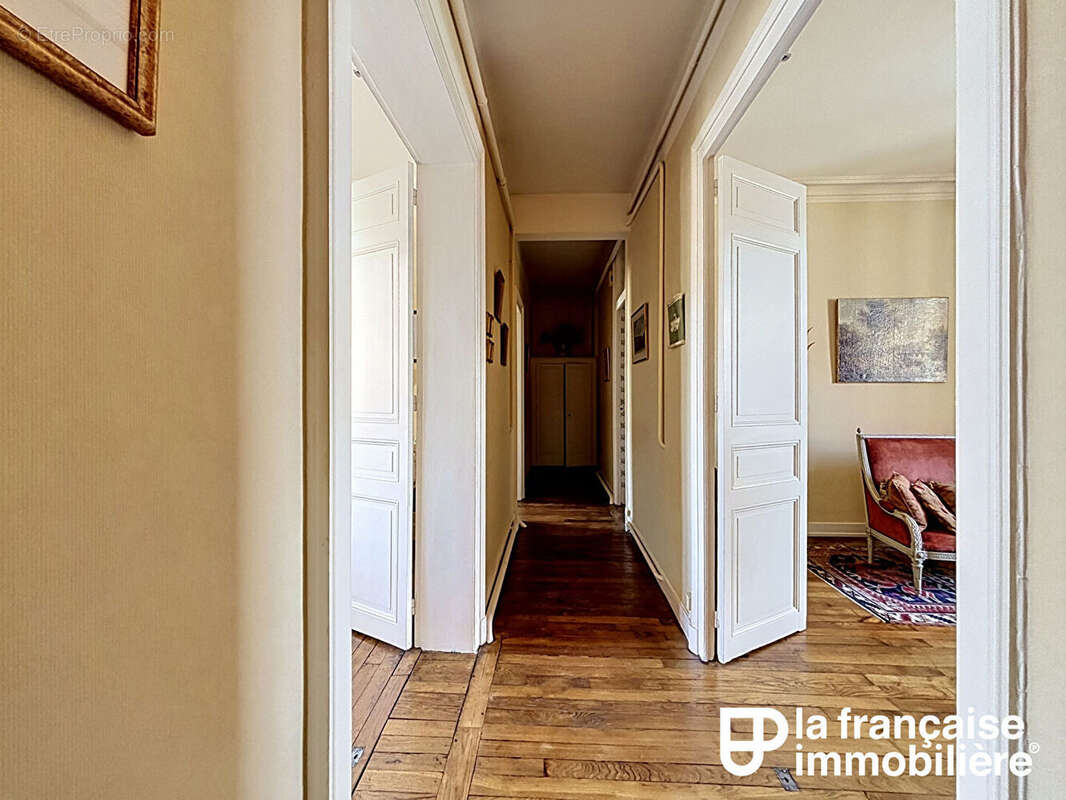 Élégant T5 de caractère à rénover, 148 m² - 4 chambres - photo 17