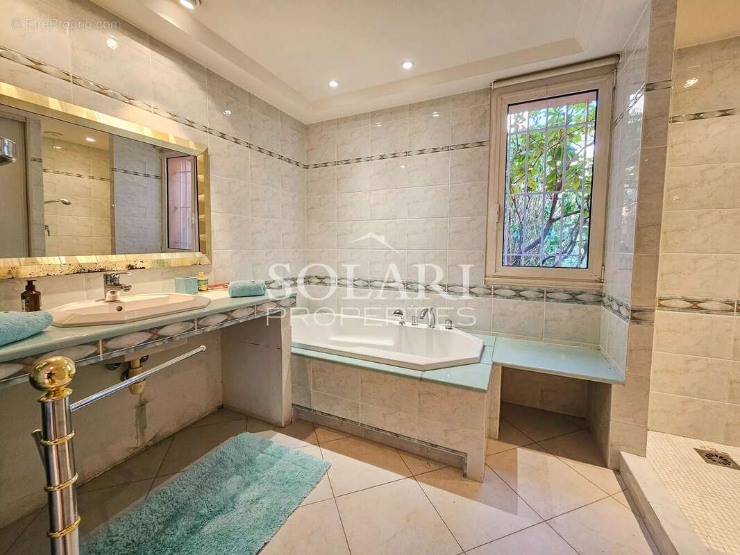 Villa avec piscine et vue panoramique sur la mer et les montagnes - photo 15