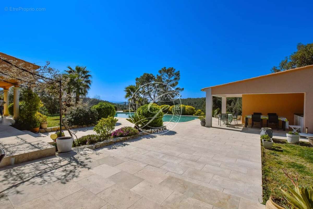 A VENDRE - FLAYOSC très belle villa avec vue dominante et piscine - photo 9
