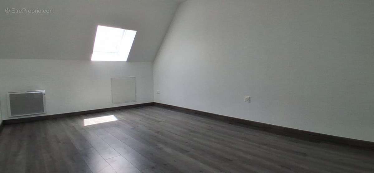 Seconde chambre confortable avec belle luminosité naturelle. - Maison à SURVILLE
