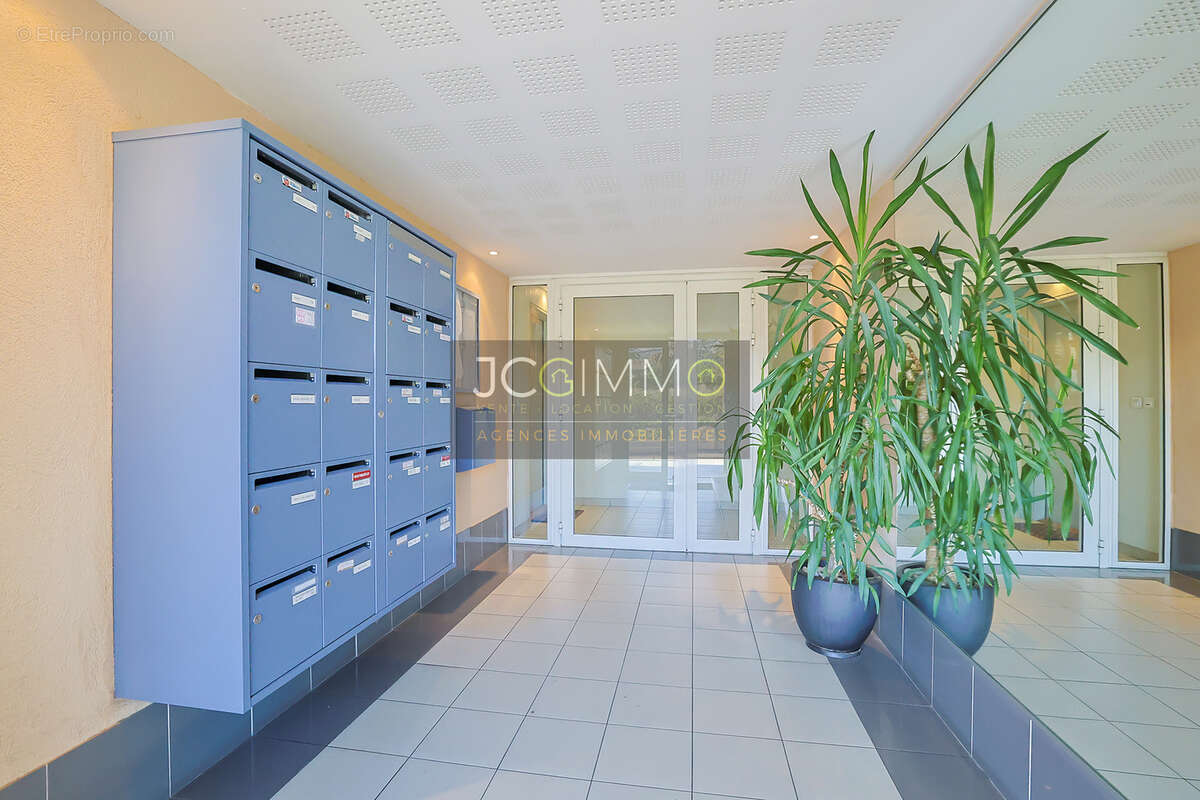 Appartement T3 rénové de 57m2 - Garage en sous-sol - Hyères - photo 12