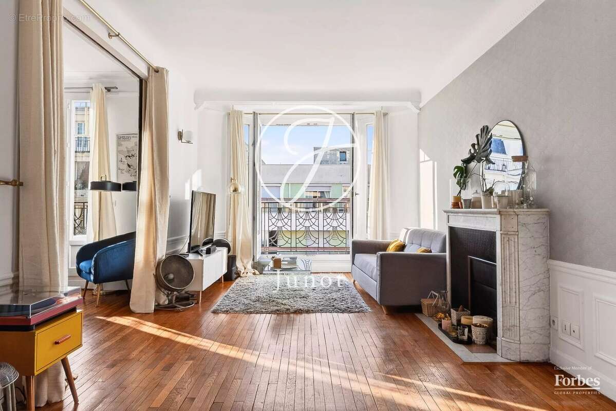 Appartement à PARIS-16E