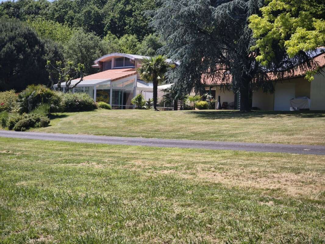Maison d’Architecte avec Piscine Intérieure et Parc Privé de 6 Hectares - photo 18
