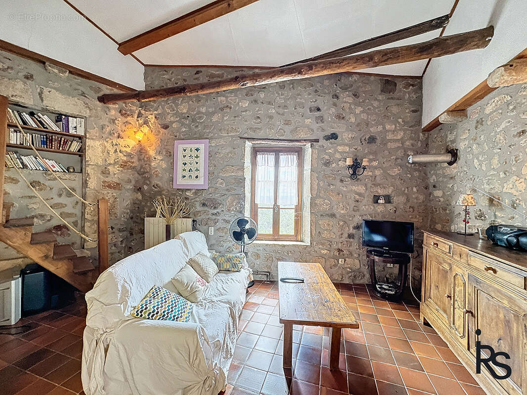 Dans un hameau typique, un ensemble immobilier de 3 maisons avec 8300 m2 de terrain et une vue splendide. - photo 28