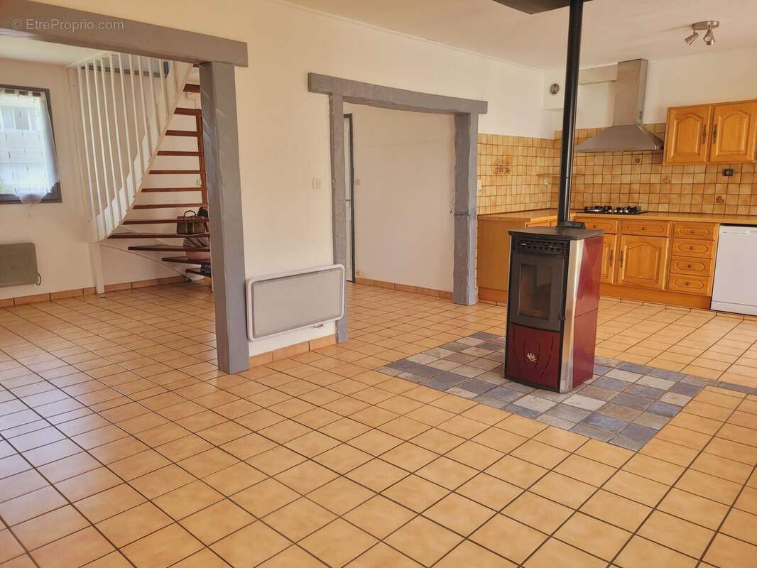 Vends maison F5 avec un vaste séjour/salon proche des écoles au Vaudreuil - Maison à LE VAUDREUIL