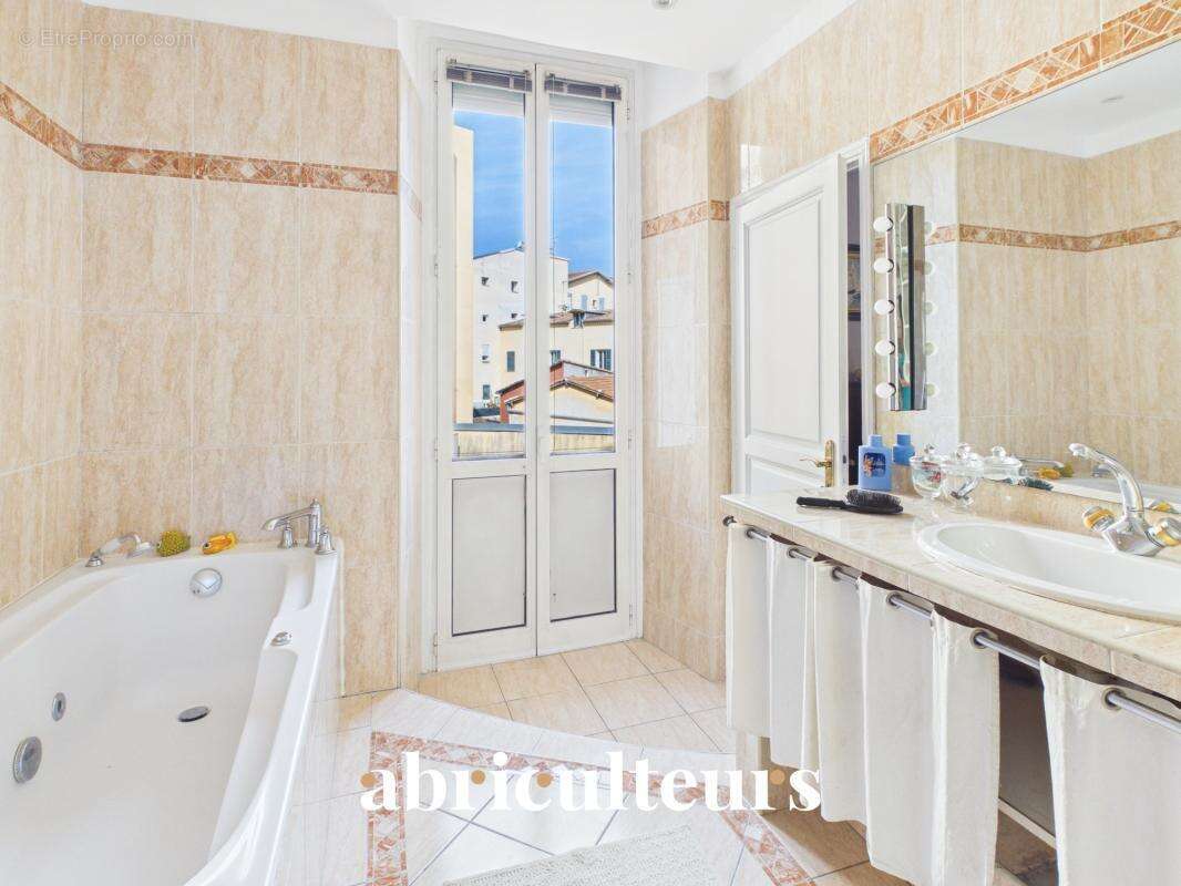 Superbe appartement traversant rénové de 136,81 m² – Trois balcons – Garage – À 30 mètres du Port de Nice - photo 15