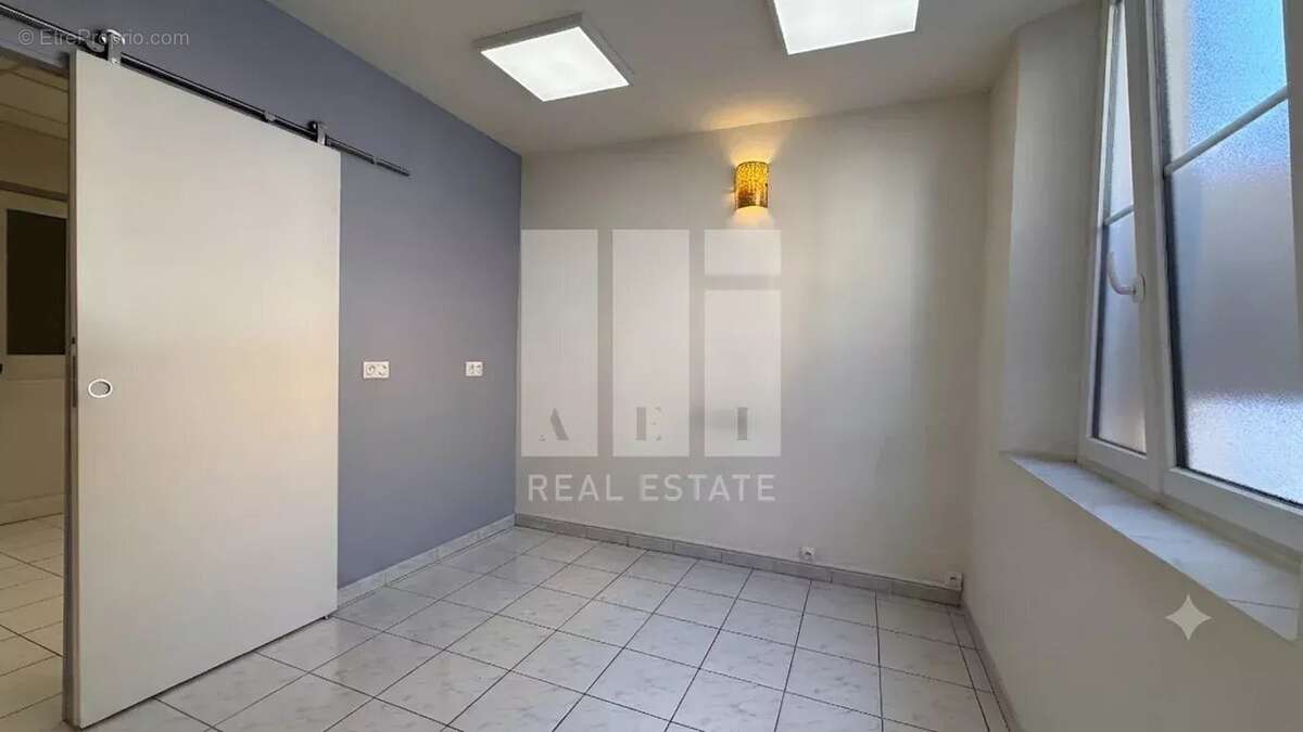 Cannes centre-ville local commercial/bureaux - photo 3