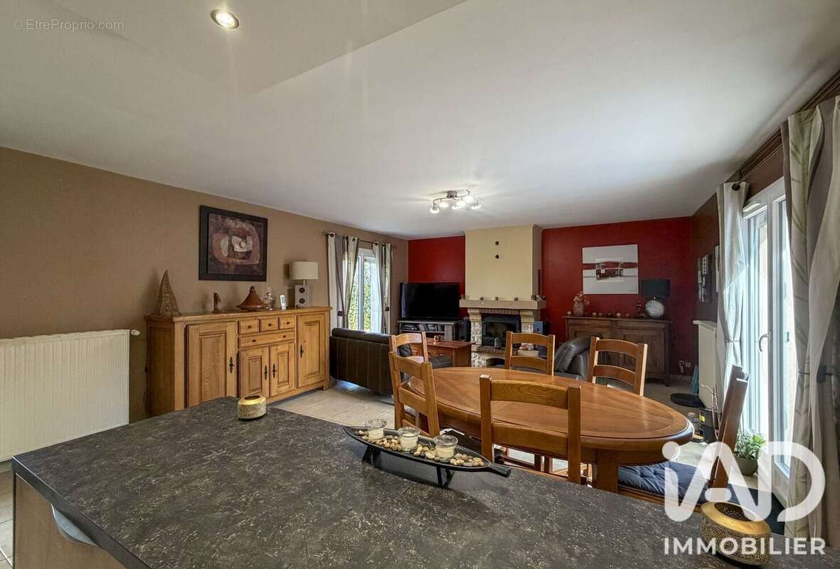 Maison 115 m² à Sainte-Colombe-La-Commanderie  - photo 4