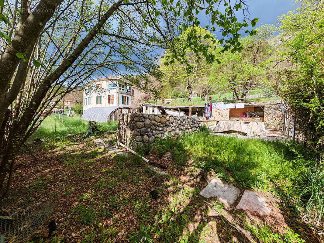 Terrain constructible de 546m2 à Annot ! - photo 3