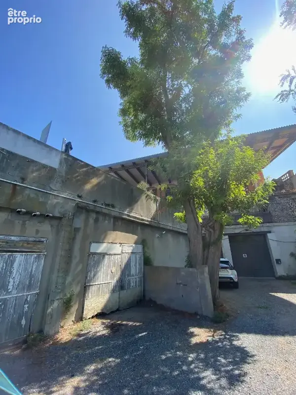 Garage d'environ 120 m2 a 2 minutes du Centre-Ville - photo 2