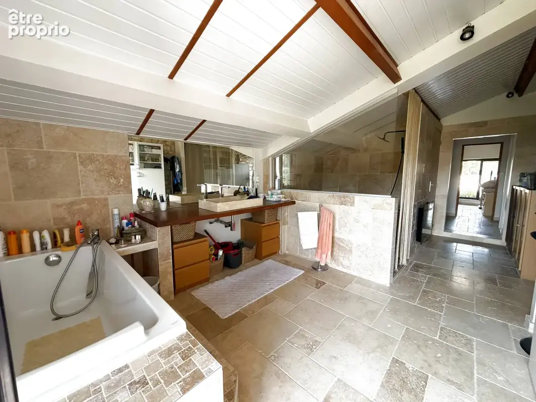 Très bel ensemble immobilier avec potentiel locatif, sur 12 ha - photo 9
