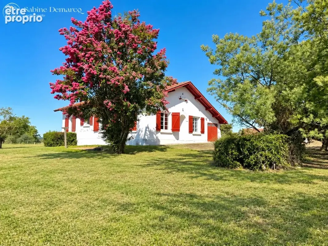 En EXCLUSIVITE à  BRISCOUS - Maison de plain-pied à rénover, vue dégagée sur les montagnes - photo 1