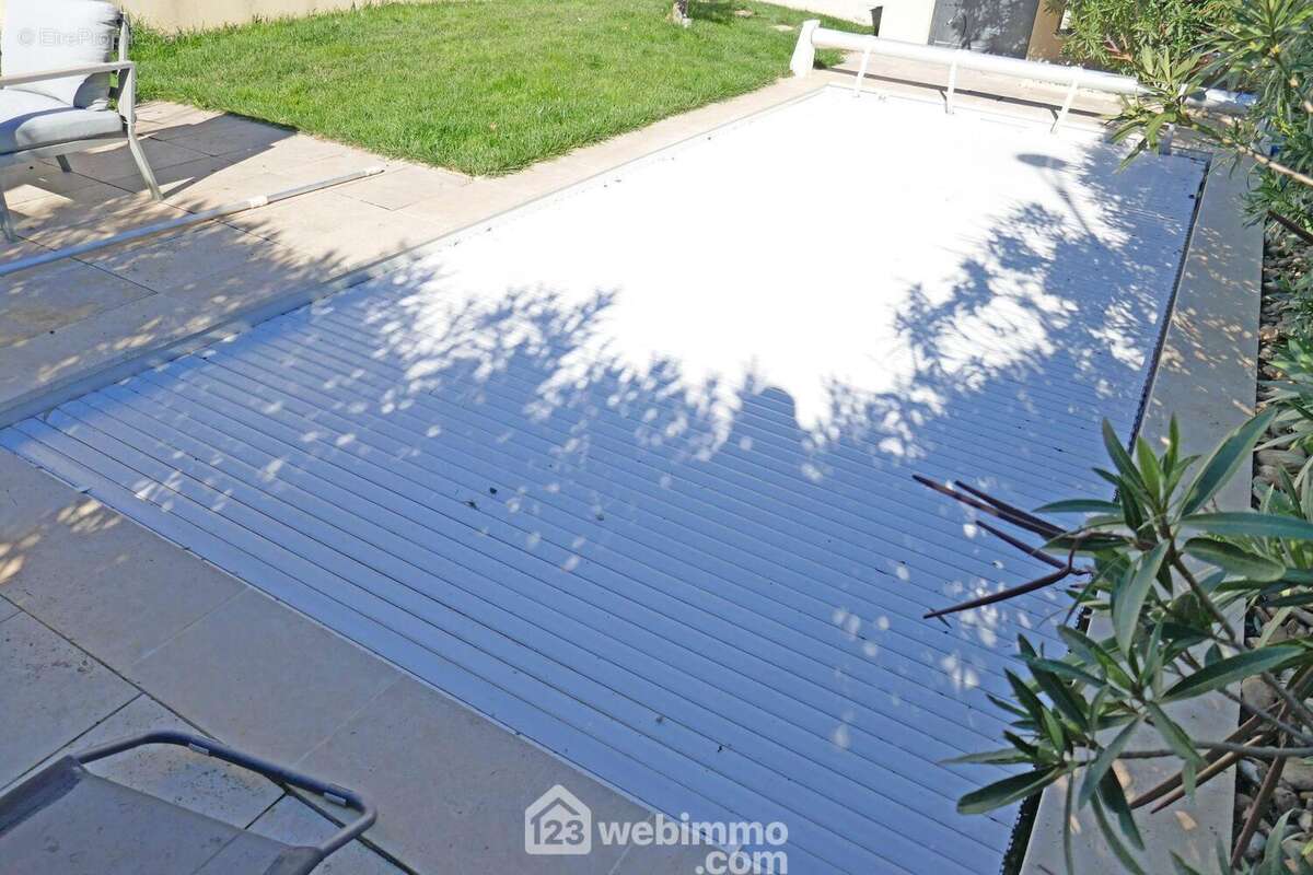 ...et son rideau de protection - Maison à ARLES