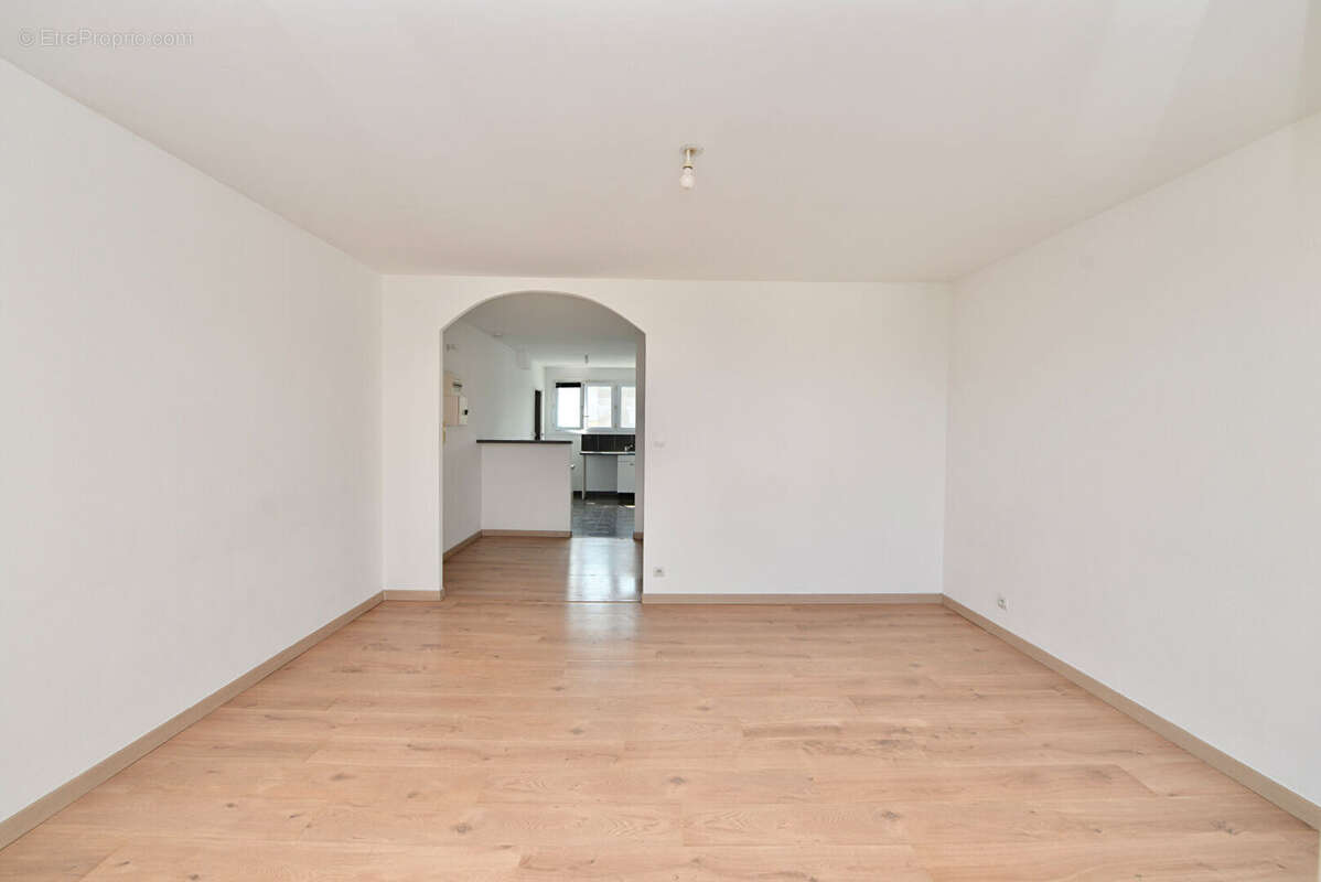 Appartement 3 pièces de 73 m²  - Balcon, parking et cave - Amouroux - photo 2