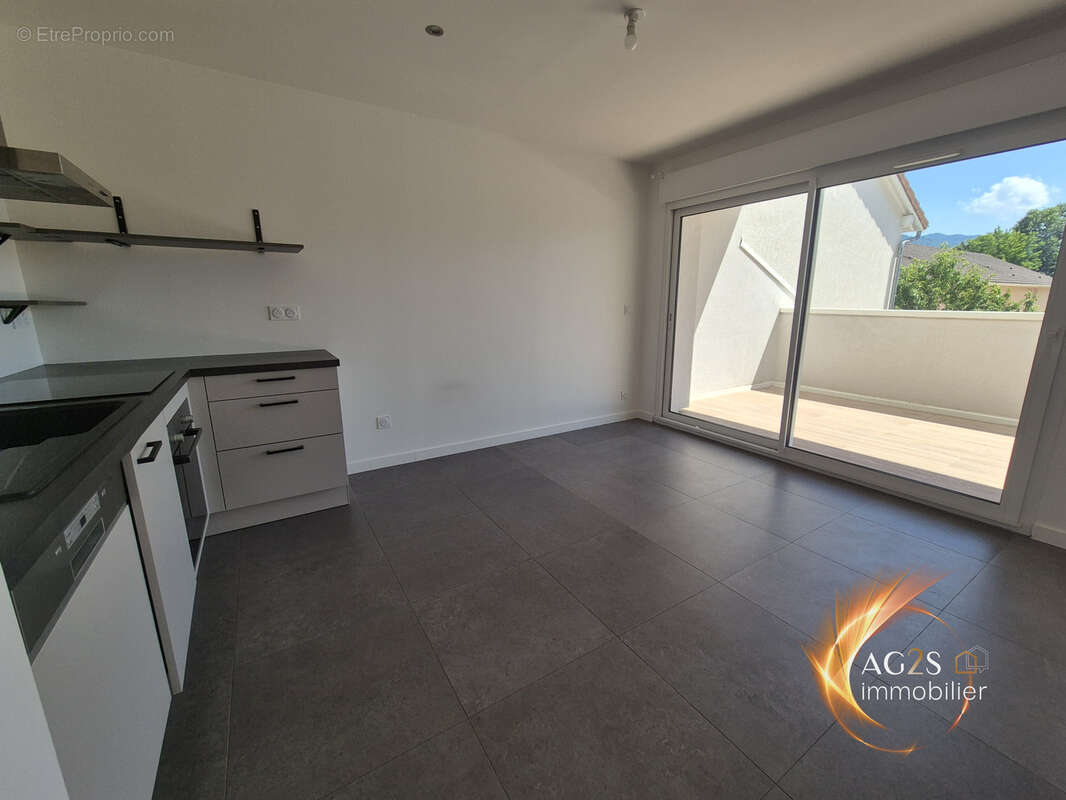 Appartement avec terrasse + 2 places parking privatives - petite résidence de 2021 sans charges - photo 3