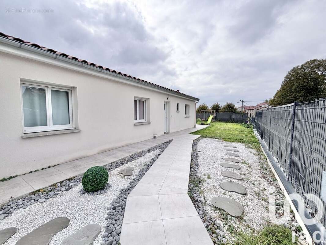 Photo 3 - Maison à ROCHE-LA-MOLIERE