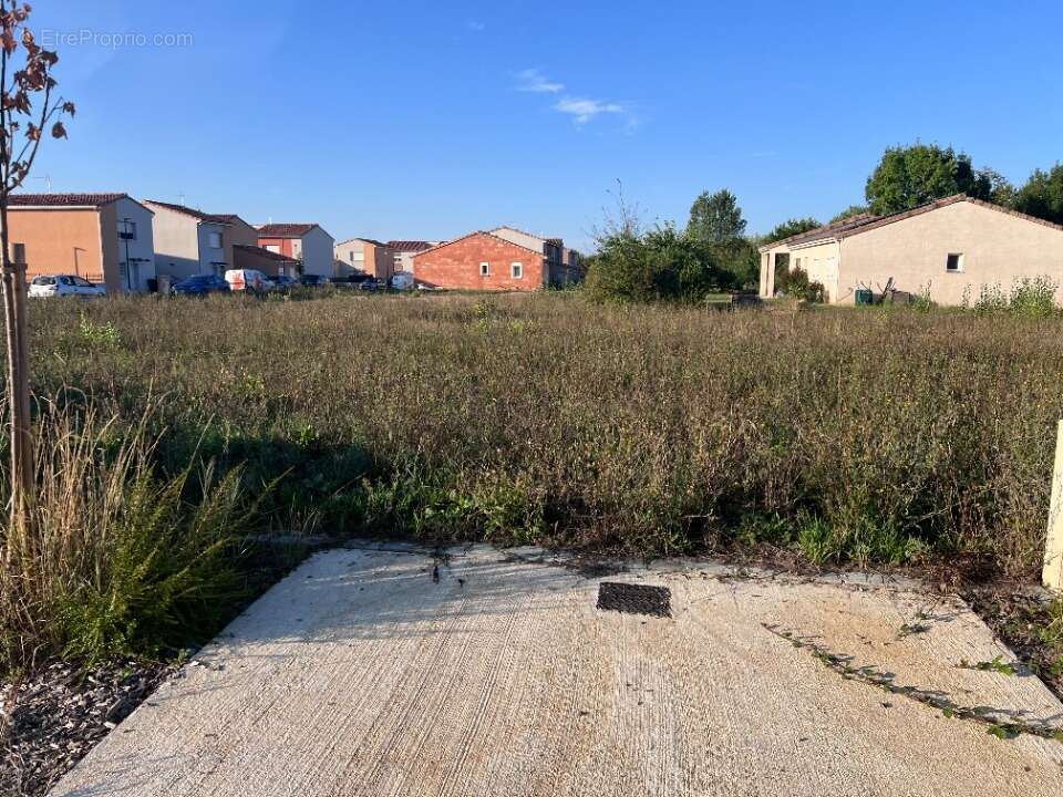 Terrain à SAINT-SULPICE
